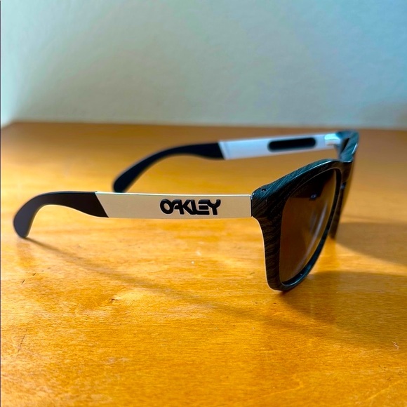 Oakley Frogskins Prizm Polarized Black/Grey Woodgrain Design Sunglasses - Picture 7 of 12